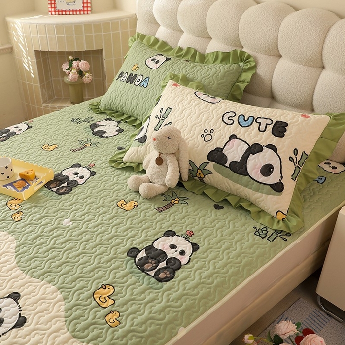 91家纺网 家纺一手货源 找家纺 美达家纺 新款A类全棉夹棉防滑可机洗床盖全棉直边软席款（可定制）熊猫戏水