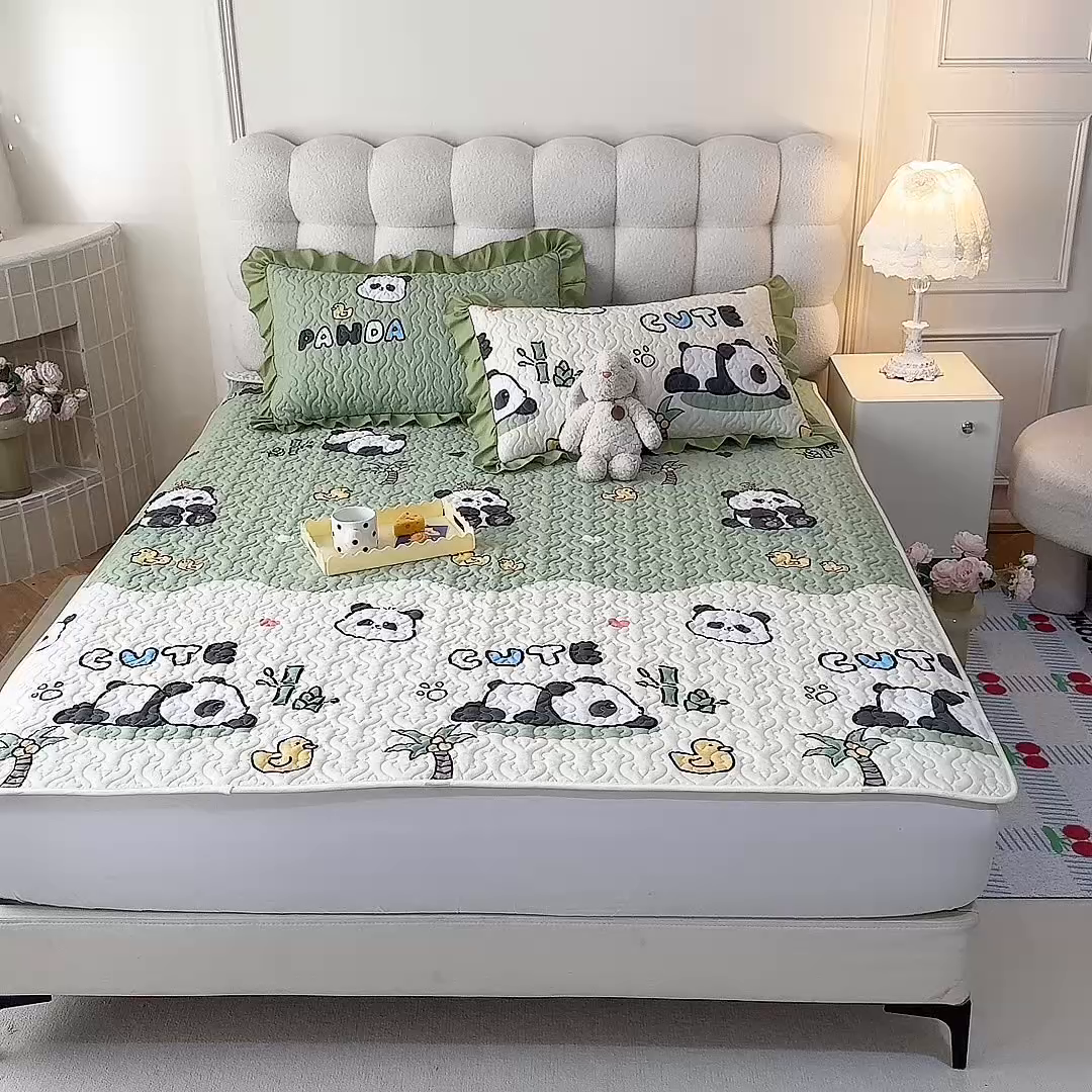91家纺网 家纺一手货源 找家纺 美达家纺 新款A类全棉夹棉防滑可机洗床盖全棉直边软席款（可定制）熊猫戏水