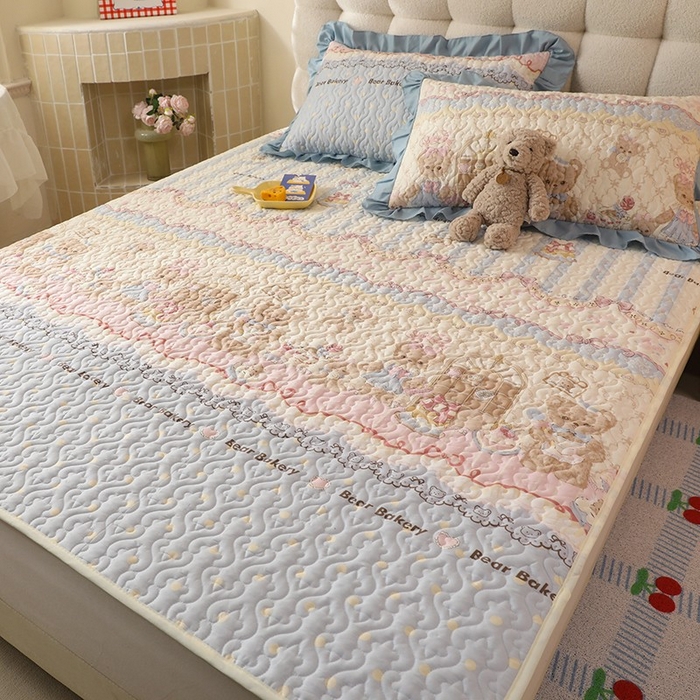 91家纺网 家纺一手货源 找家纺 美达家纺 新款A类全棉夹棉防滑可机洗床盖全棉直边软席款（可定制）熊仔派对