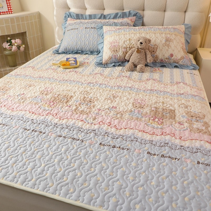 91家纺网 家纺一手货源 找家纺 美达家纺 新款A类全棉夹棉防滑可机洗床盖全棉直边软席款（可定制）熊仔派对