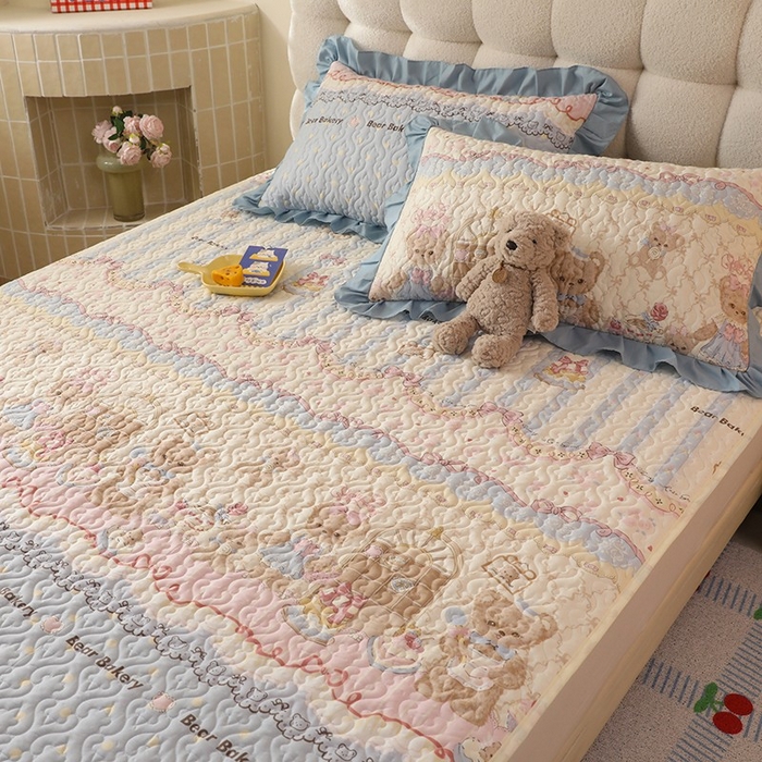 91家纺网 家纺一手货源 找家纺 美达家纺 新款A类全棉夹棉防滑可机洗床盖全棉直边软席款（可定制）熊仔派对