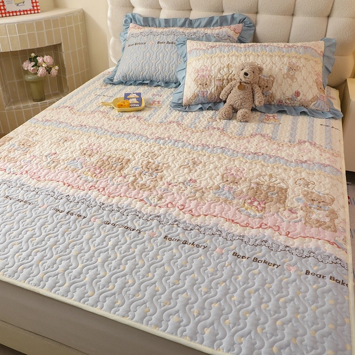 91家纺网 家纺一手货源 找家纺 美达家纺 新款A类全棉夹棉防滑可机洗床盖全棉直边软席款（可定制）熊仔派对