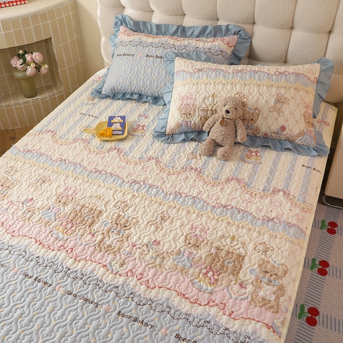 91家纺网 家纺一手货源 找家纺 美达家纺 新款A类全棉夹棉防滑可机洗床盖全棉直边软席款（可定制）熊仔派对