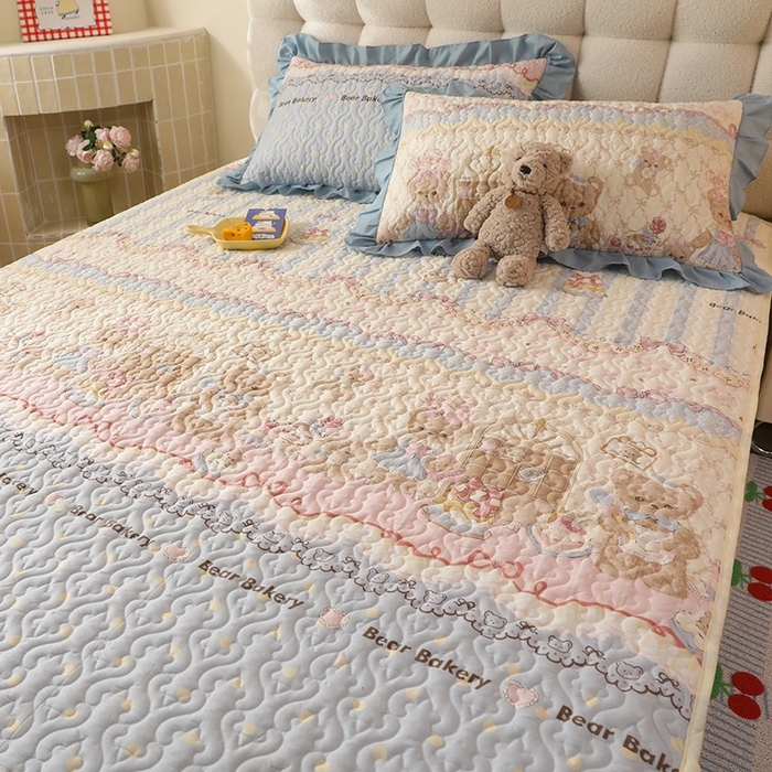 91家纺网 家纺一手货源 找家纺 美达家纺 新款A类全棉夹棉防滑可机洗床盖全棉直边软席款（可定制）熊仔派对