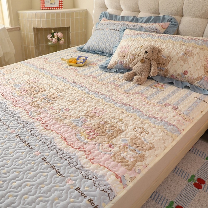 91家纺网 家纺一手货源 找家纺 美达家纺 新款A类全棉夹棉防滑可机洗床盖全棉直边软席款（可定制）熊仔派对