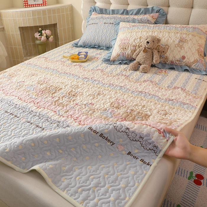 91家纺网 家纺一手货源 找家纺 美达家纺 新款A类全棉夹棉防滑可机洗床盖全棉直边软席款（可定制）熊仔派对