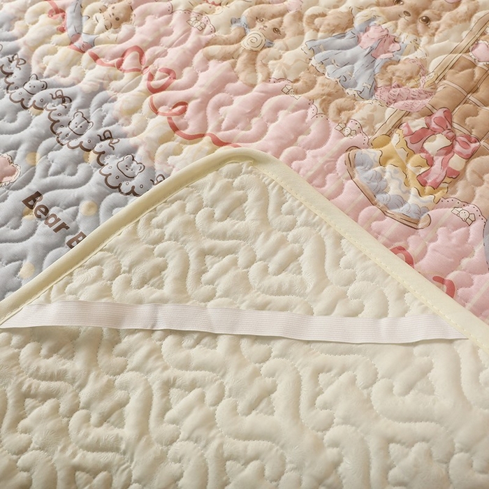 91家纺网 家纺一手货源 找家纺 美达家纺 新款A类全棉夹棉防滑可机洗床盖全棉直边软席款（可定制）熊仔派对