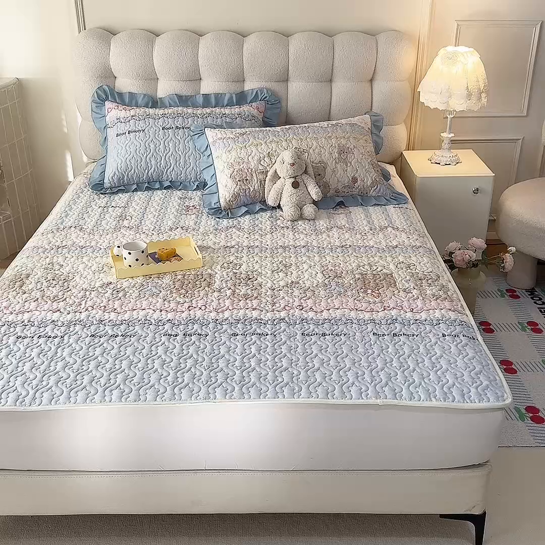 91家纺网 家纺一手货源 找家纺 美达家纺 新款A类全棉夹棉防滑可机洗床盖全棉直边软席款（可定制）熊仔派对