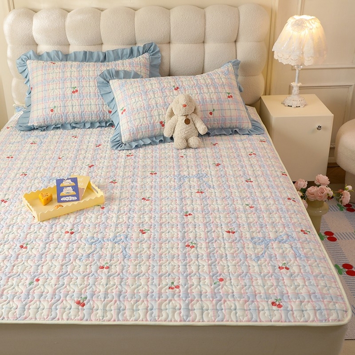 91家纺网 家纺一手货源 找家纺 美达家纺 新款A类全棉夹棉防滑可机洗床盖全棉直边软席款（可定制）樱桃乐园