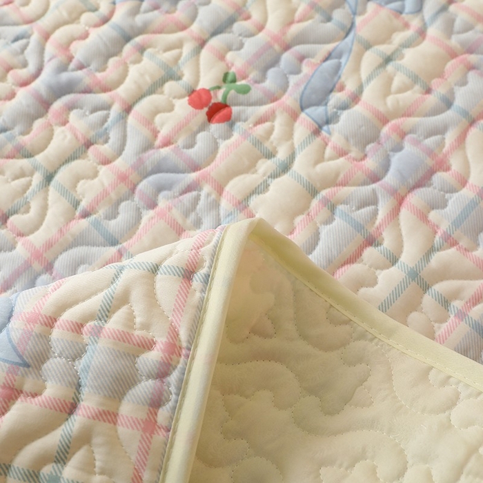 91家纺网 家纺一手货源 找家纺 美达家纺 新款A类全棉夹棉防滑可机洗床盖全棉直边软席款（可定制）樱桃乐园