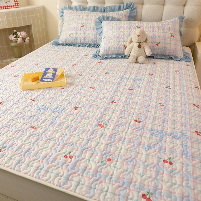 91家纺网 家纺一手货源 找家纺 美达家纺 新款A类全棉夹棉防滑可机洗床盖全棉直边软席款（可定制）樱桃乐园