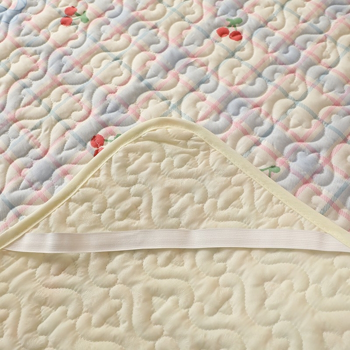 91家纺网 家纺一手货源 找家纺 美达家纺 新款A类全棉夹棉防滑可机洗床盖全棉直边软席款（可定制）樱桃乐园