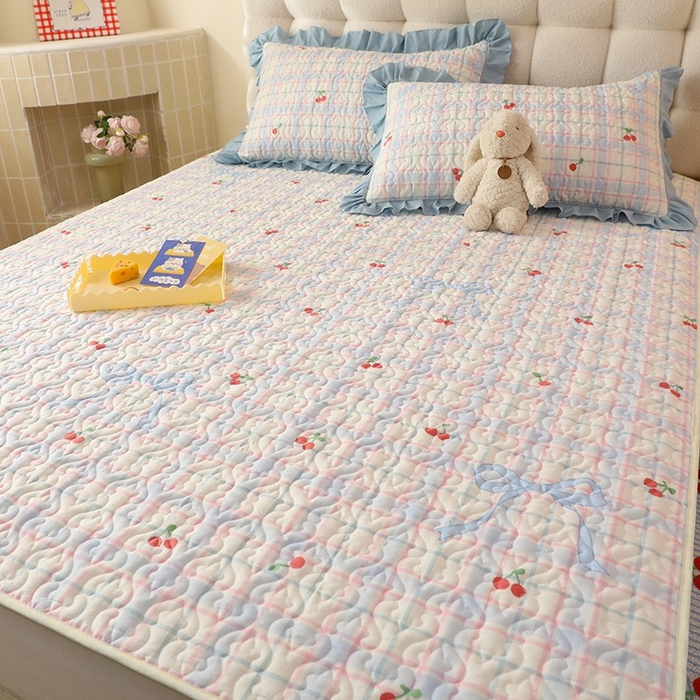 91家纺网 家纺一手货源 找家纺 美达家纺 新款A类全棉夹棉防滑可机洗床盖全棉直边软席款（可定制）樱桃乐园