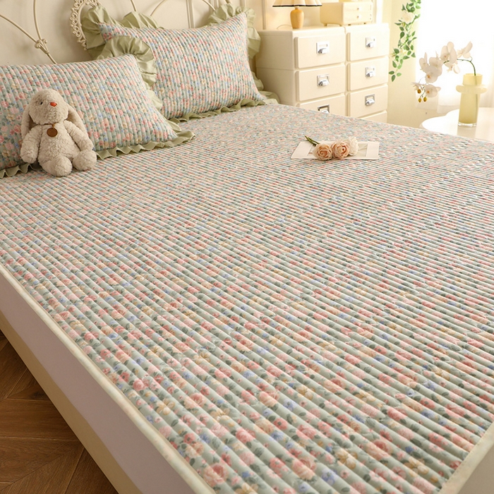 91家纺网 家纺一手货源 找家纺 美达家纺 2025新款全棉夹棉防滑可机洗床垫地垫软席 柏林梦境-绿