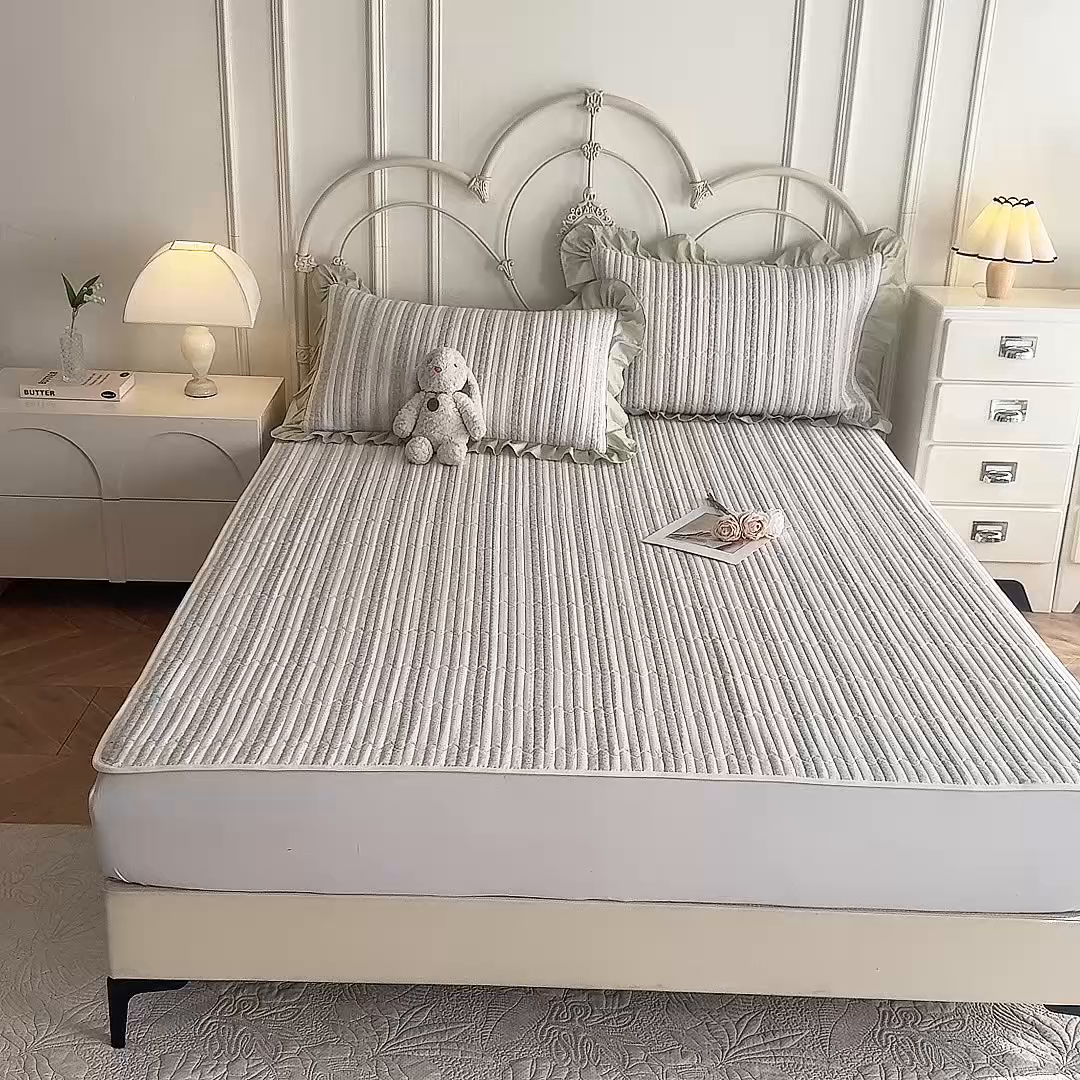 91家纺网 家纺一手货源 找家纺 美达家纺 2025新款全棉夹棉防滑可机洗床垫地垫软席 柏林梦境-绿