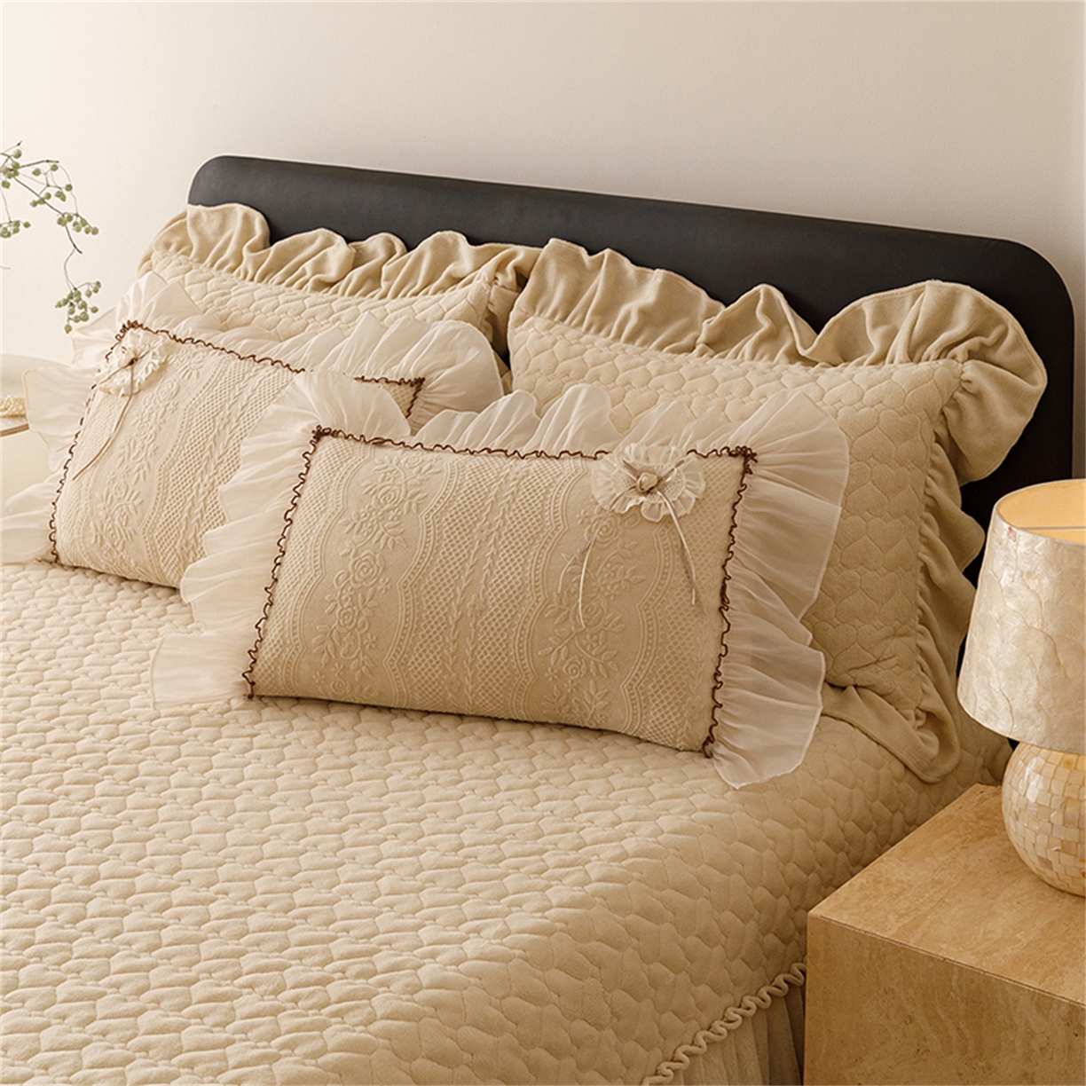 91家纺网 家纺一手货源 找家纺 好儿喜家纺 2025新款雕花牛奶绒床盖四件套-瑞享系列 瑞享-奶咖