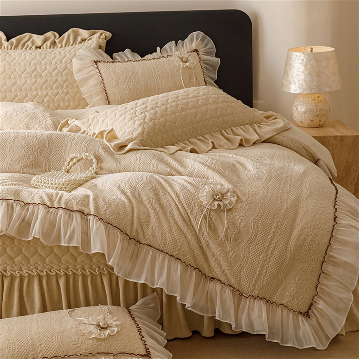 91家纺网 家纺一手货源 找家纺 好儿喜家纺 2025新款雕花牛奶绒床盖四件套-瑞享系列 瑞享-奶咖