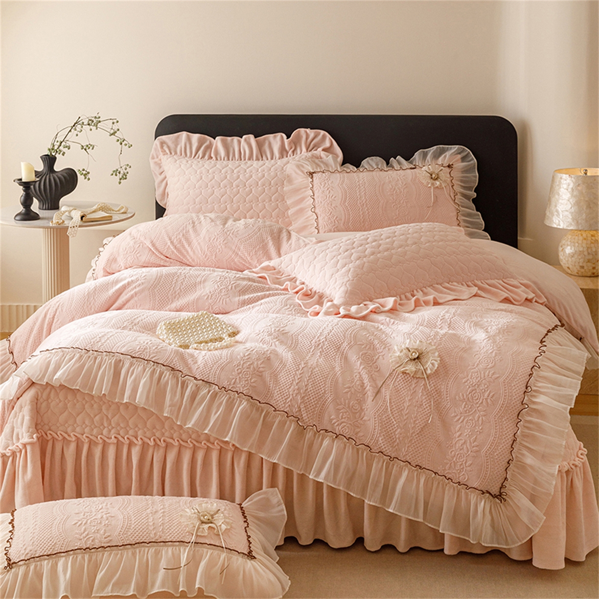 91家纺网 家纺一手货源 找家纺 好儿喜家纺 2025新款雕花牛奶绒床盖四件套-瑞享系列 瑞享-浅粉