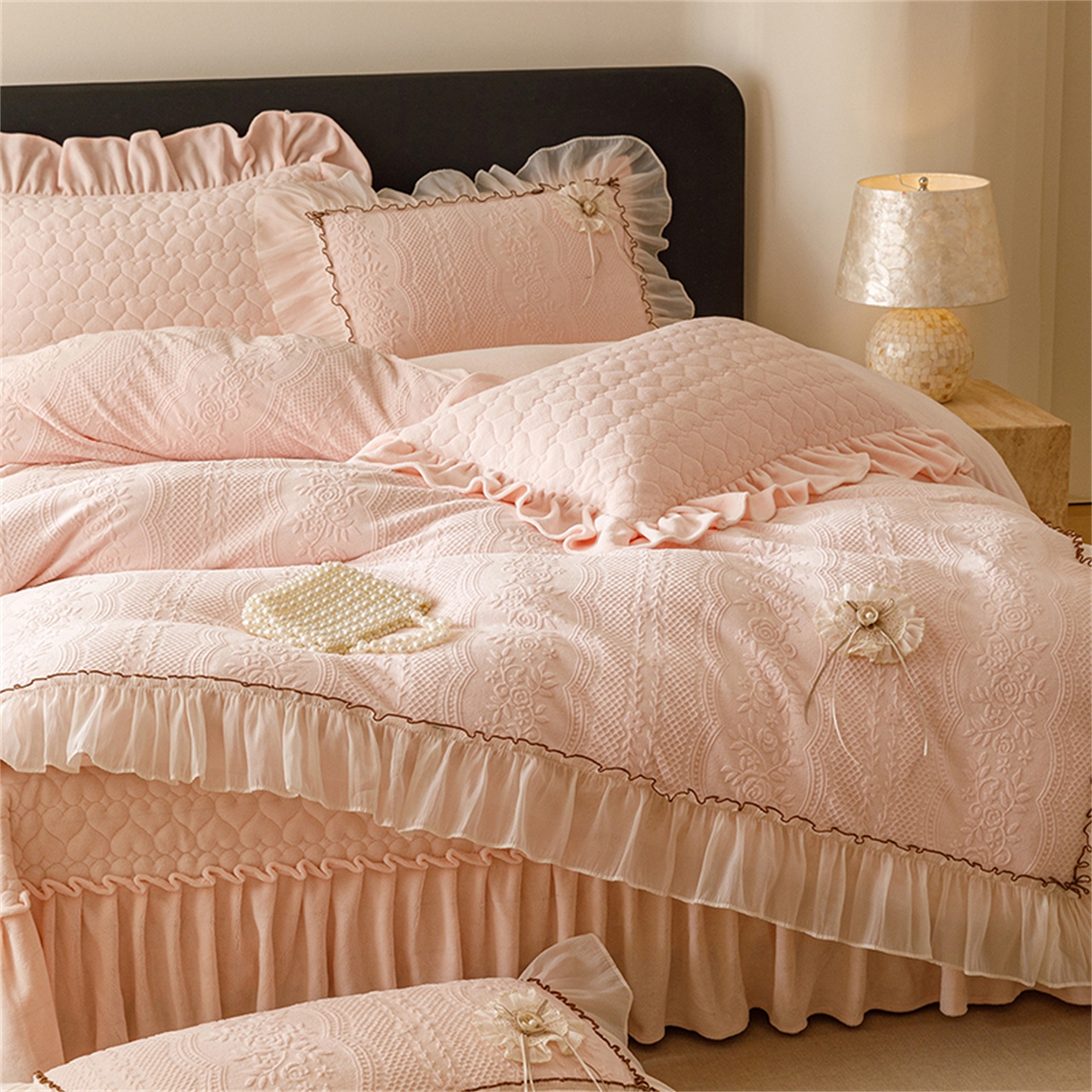 91家纺网 家纺一手货源 找家纺 好儿喜家纺 2025新款雕花牛奶绒床盖四件套-瑞享系列 瑞享-浅粉