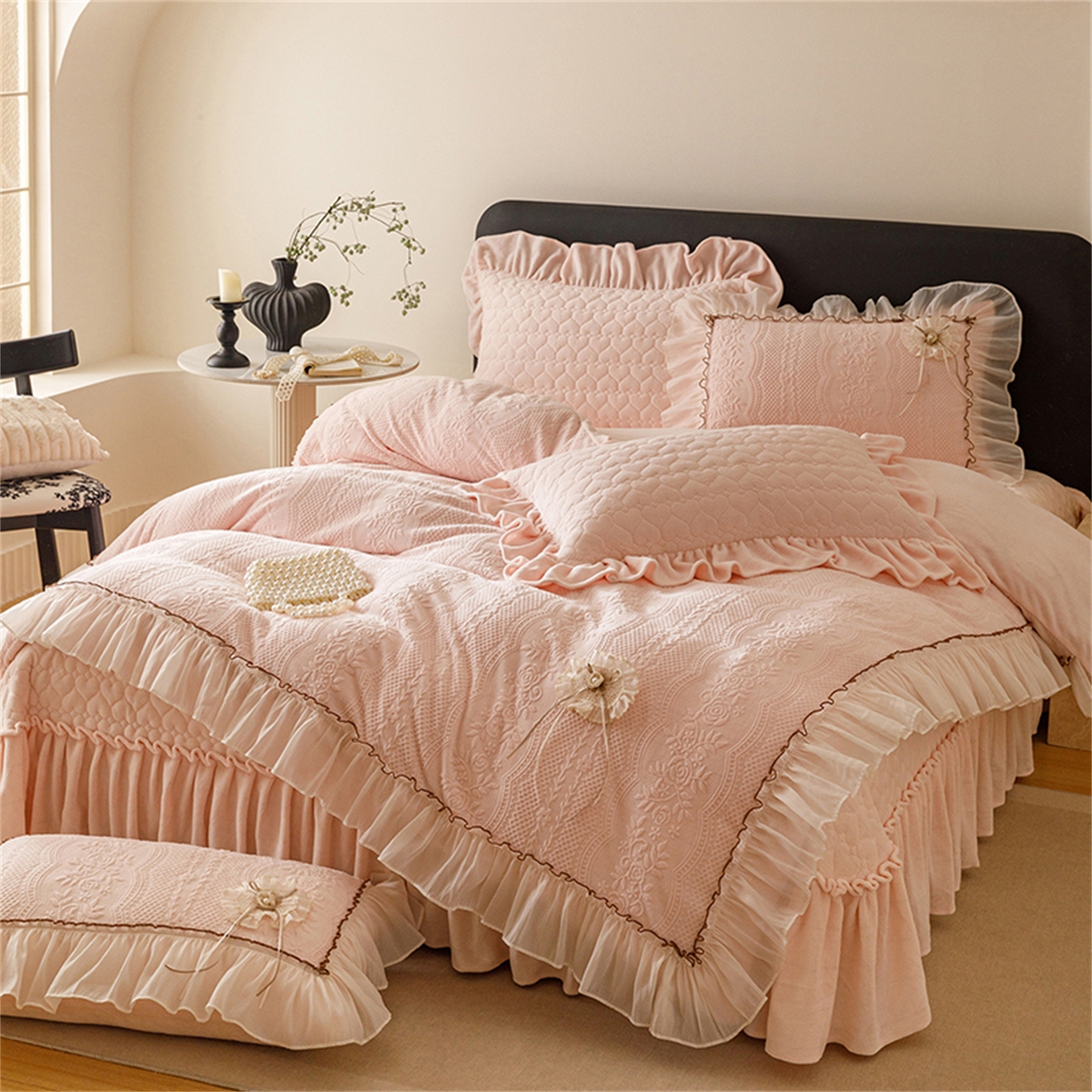 91家纺网 家纺一手货源 找家纺 好儿喜家纺 2025新款雕花牛奶绒床盖四件套-瑞享系列 瑞享-浅粉