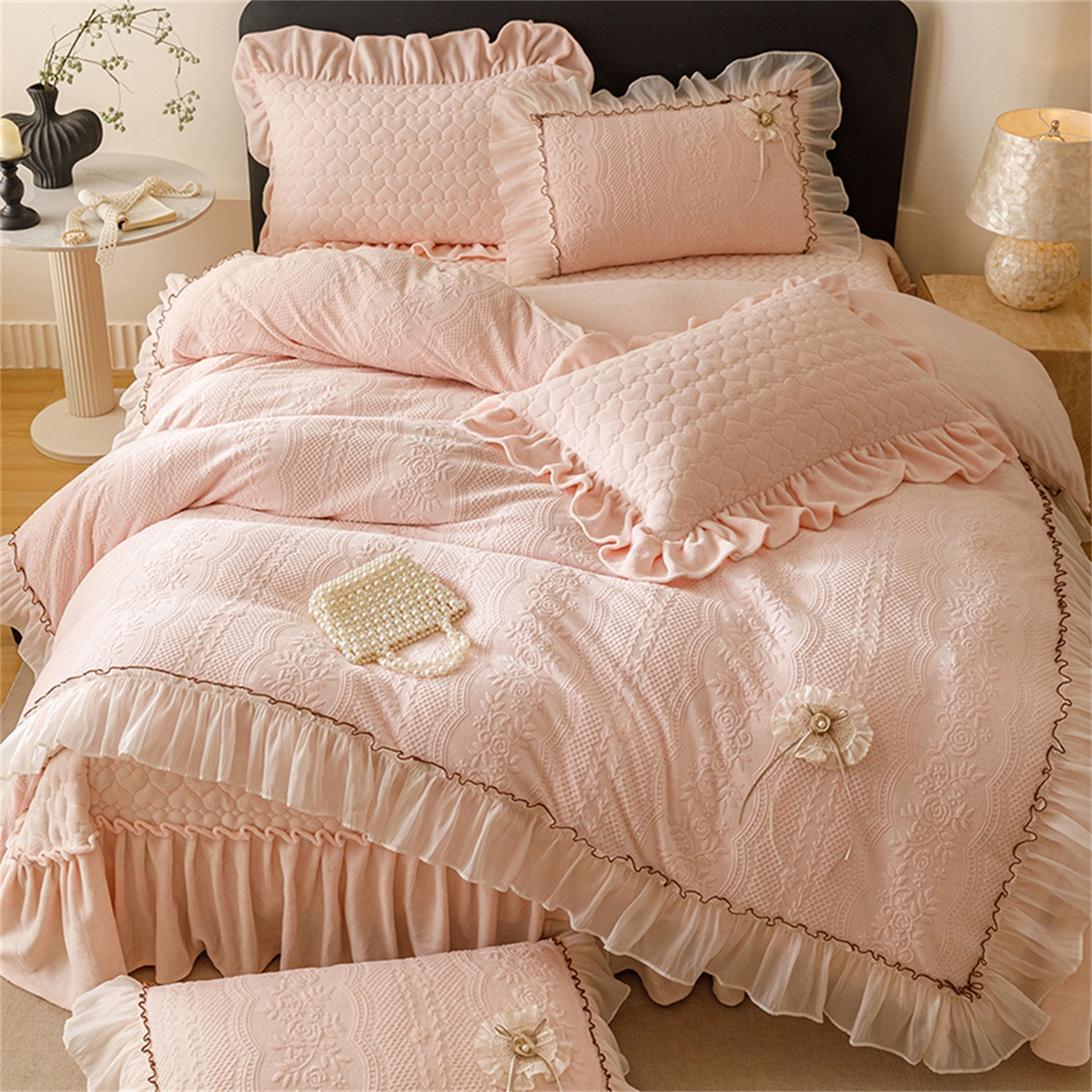 91家纺网 家纺一手货源 找家纺 好儿喜家纺 2025新款雕花牛奶绒床盖四件套-瑞享系列 瑞享-浅粉