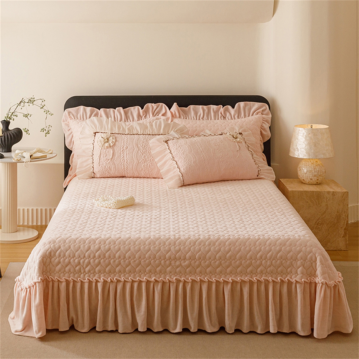 91家纺网 家纺一手货源 找家纺 好儿喜家纺 2025新款雕花牛奶绒床盖四件套-瑞享系列 瑞享-浅粉