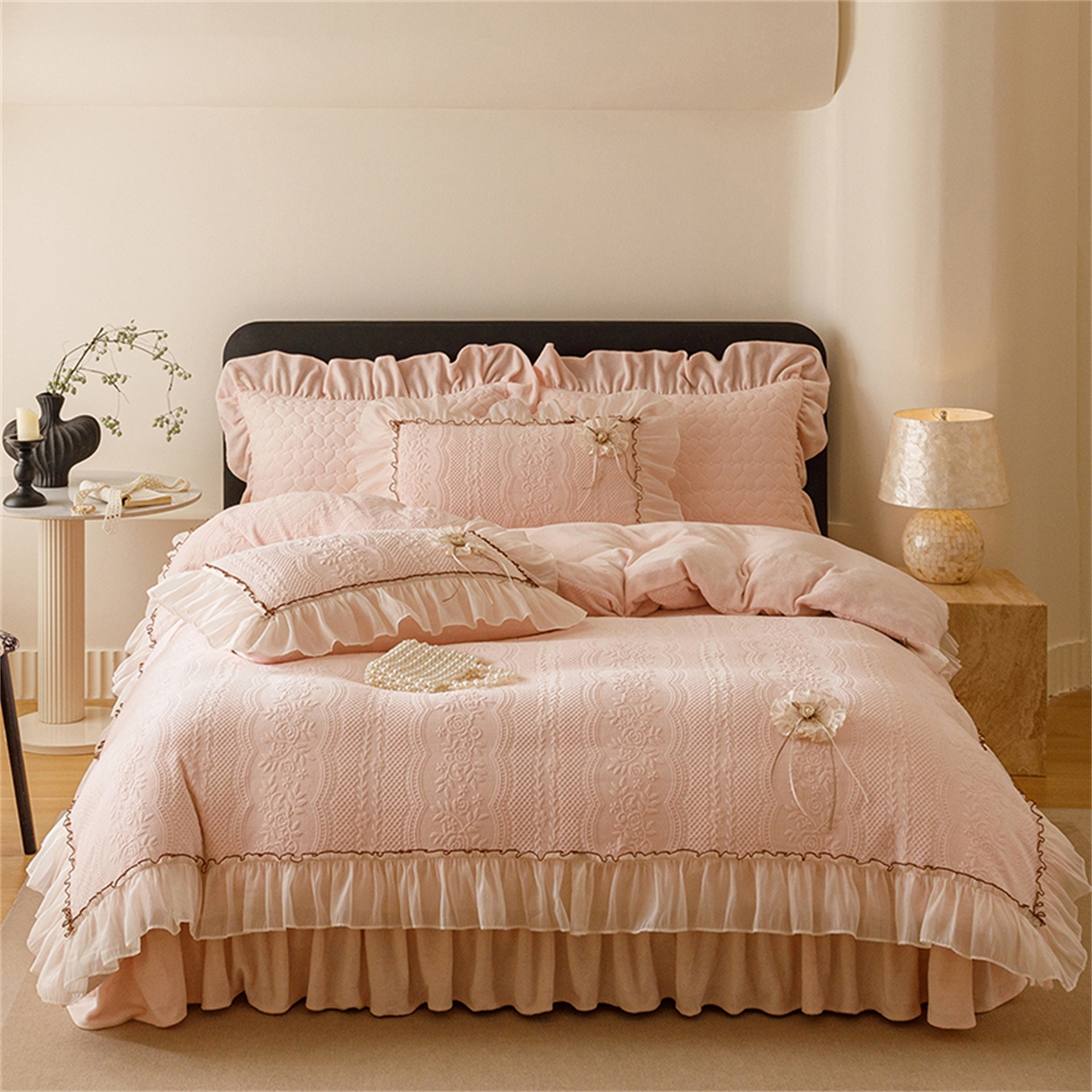 91家纺网 家纺一手货源 找家纺 好儿喜家纺 2025新款雕花牛奶绒床盖四件套-瑞享系列 瑞享-浅粉