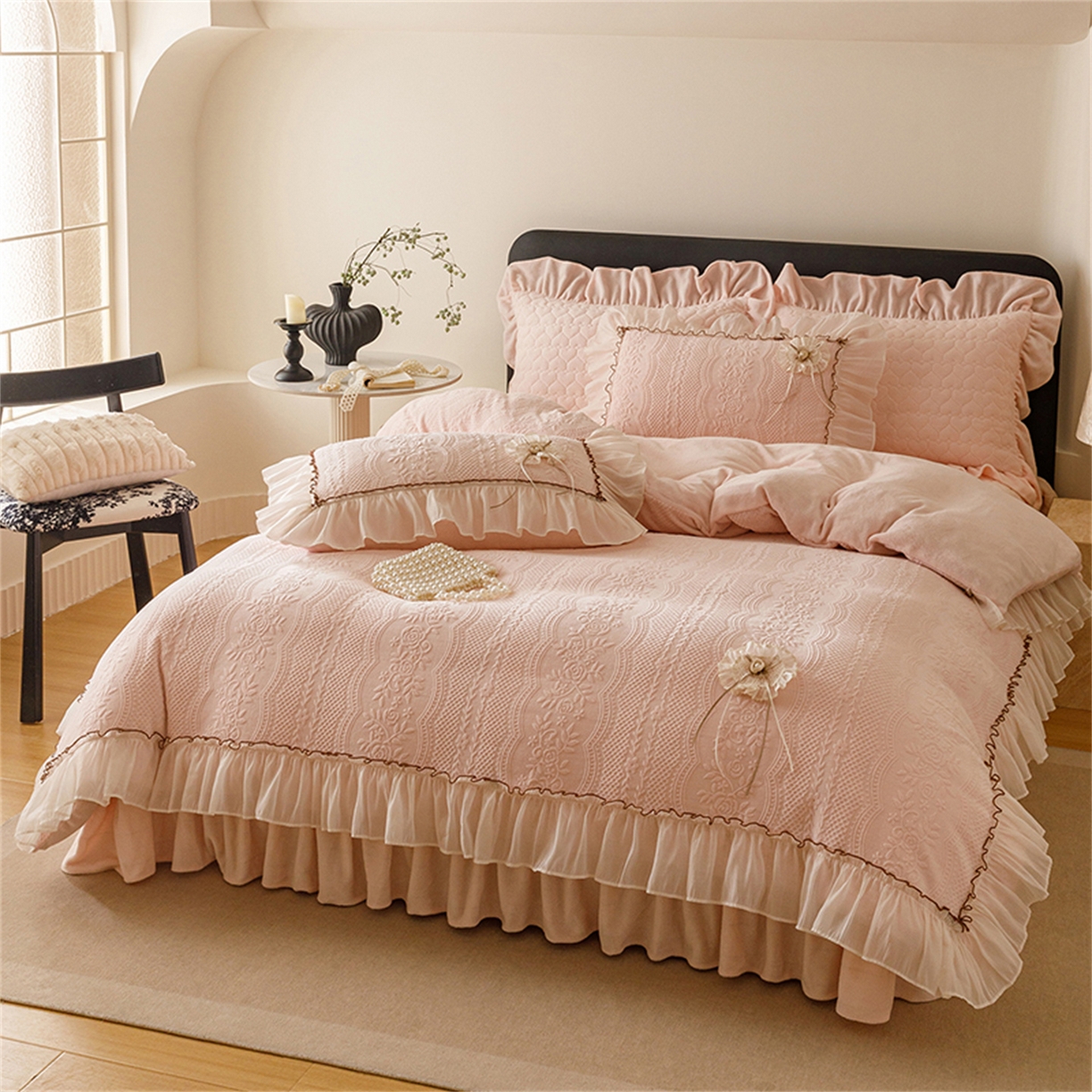 91家纺网 家纺一手货源 找家纺 好儿喜家纺 2025新款雕花牛奶绒床盖四件套-瑞享系列 瑞享-浅粉