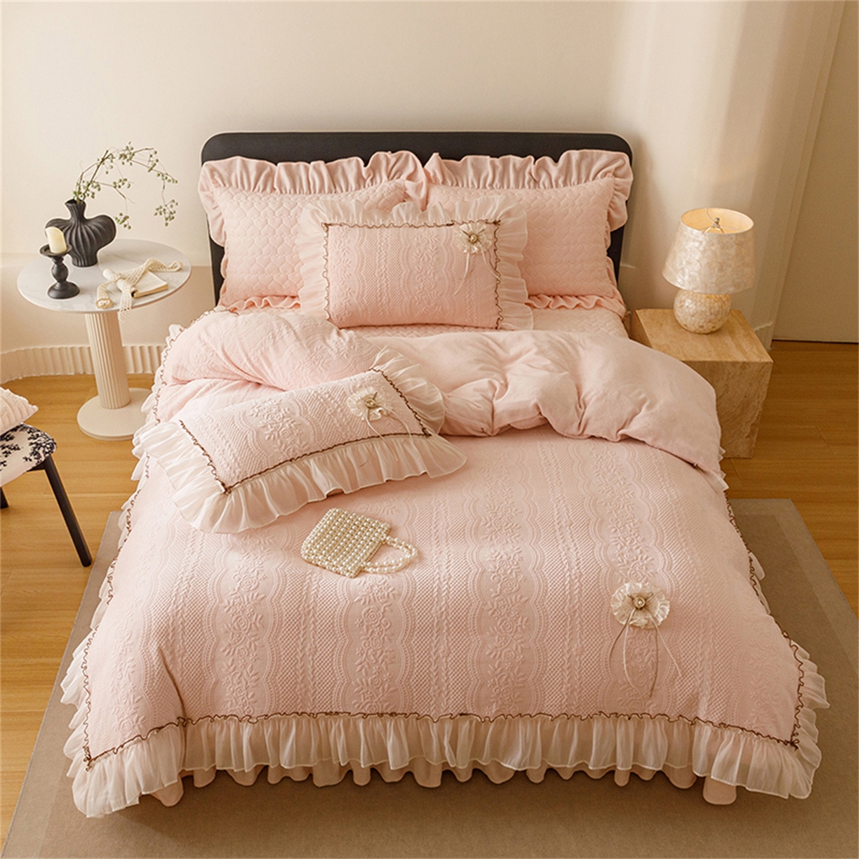 91家纺网 家纺一手货源 找家纺 好儿喜家纺 2025新款雕花牛奶绒床盖四件套-瑞享系列 瑞享-浅粉