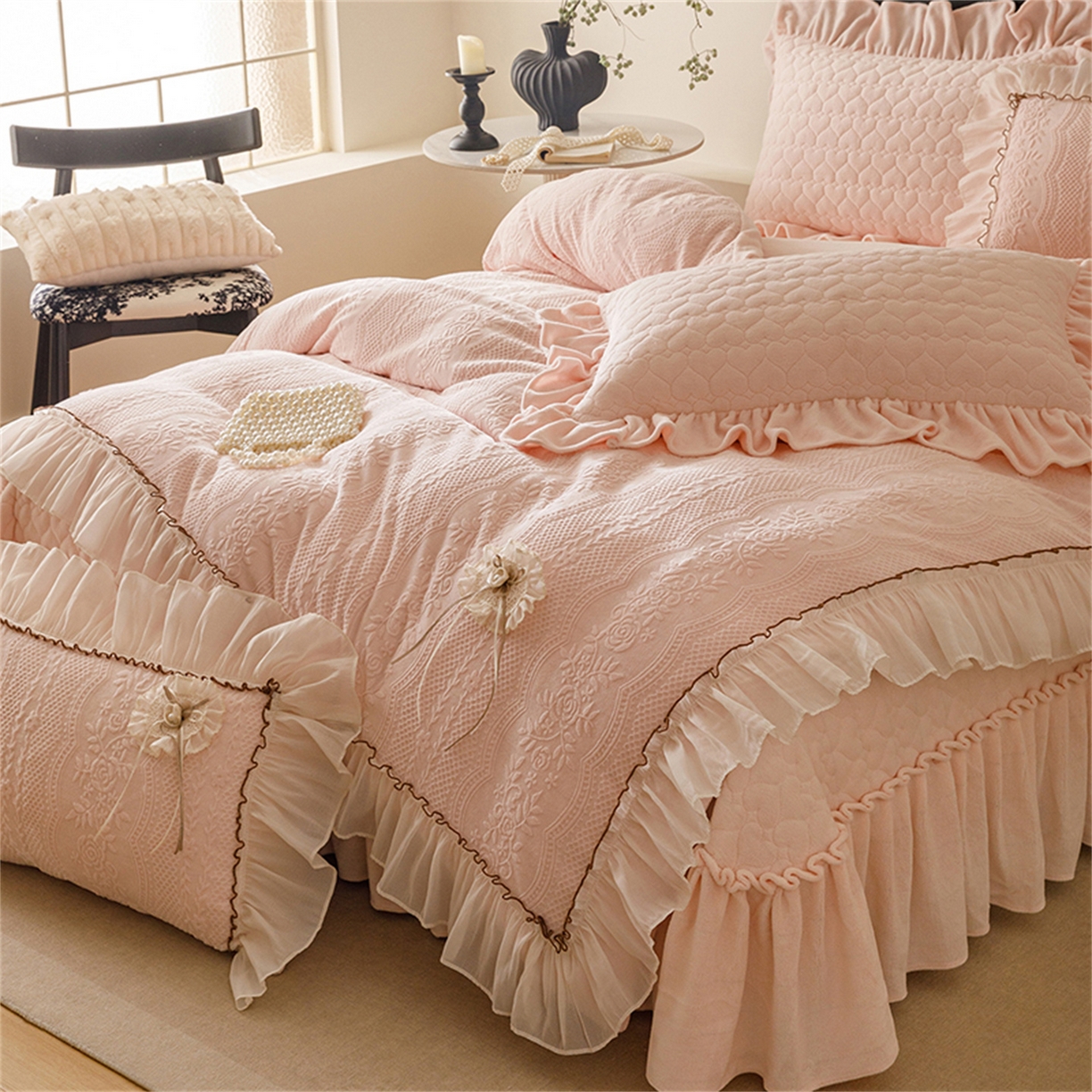 91家纺网 家纺一手货源 找家纺 好儿喜家纺 2025新款雕花牛奶绒床盖四件套-瑞享系列 瑞享-浅粉