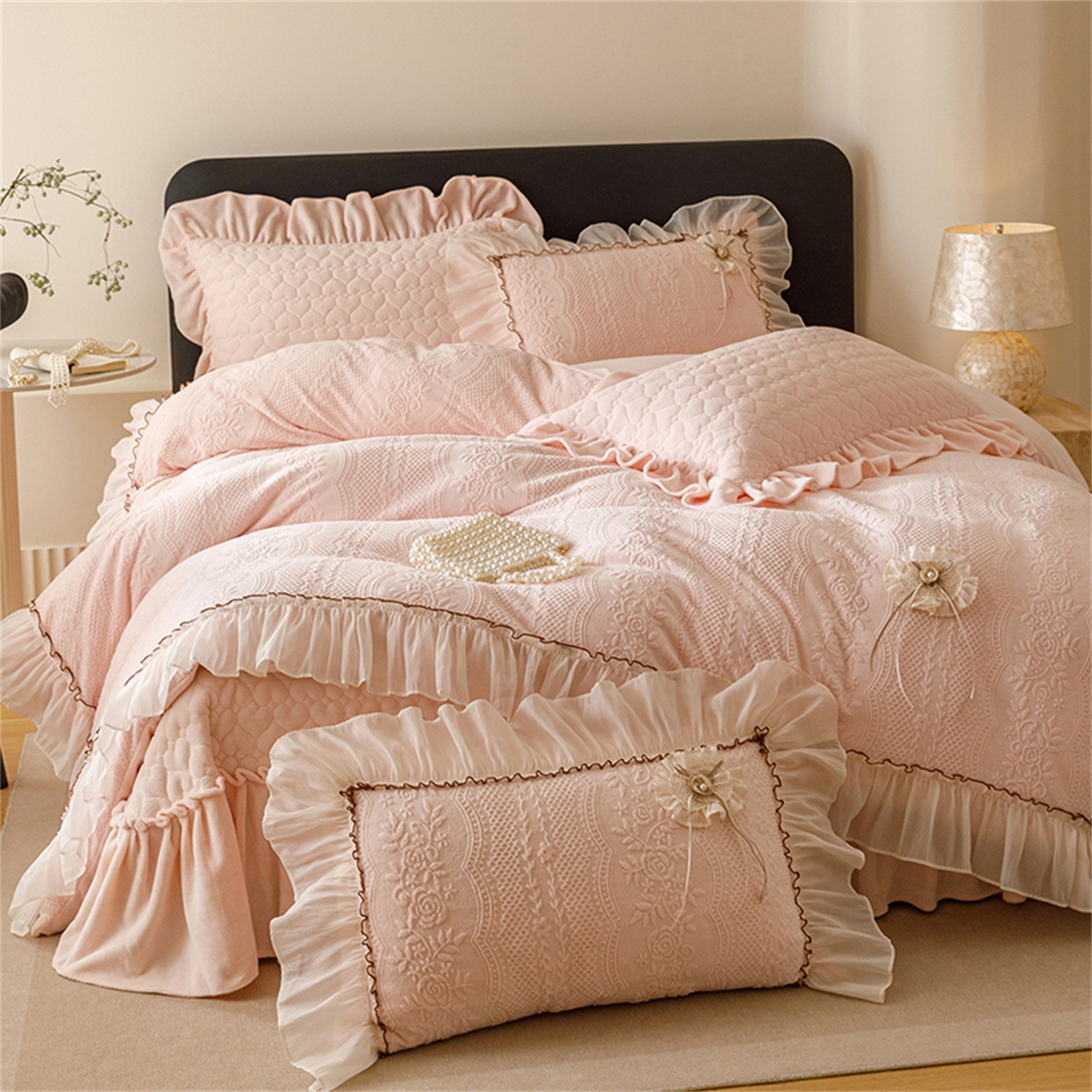 91家纺网 家纺一手货源 找家纺 好儿喜家纺 2025新款雕花牛奶绒床盖四件套-瑞享系列 瑞享-浅粉