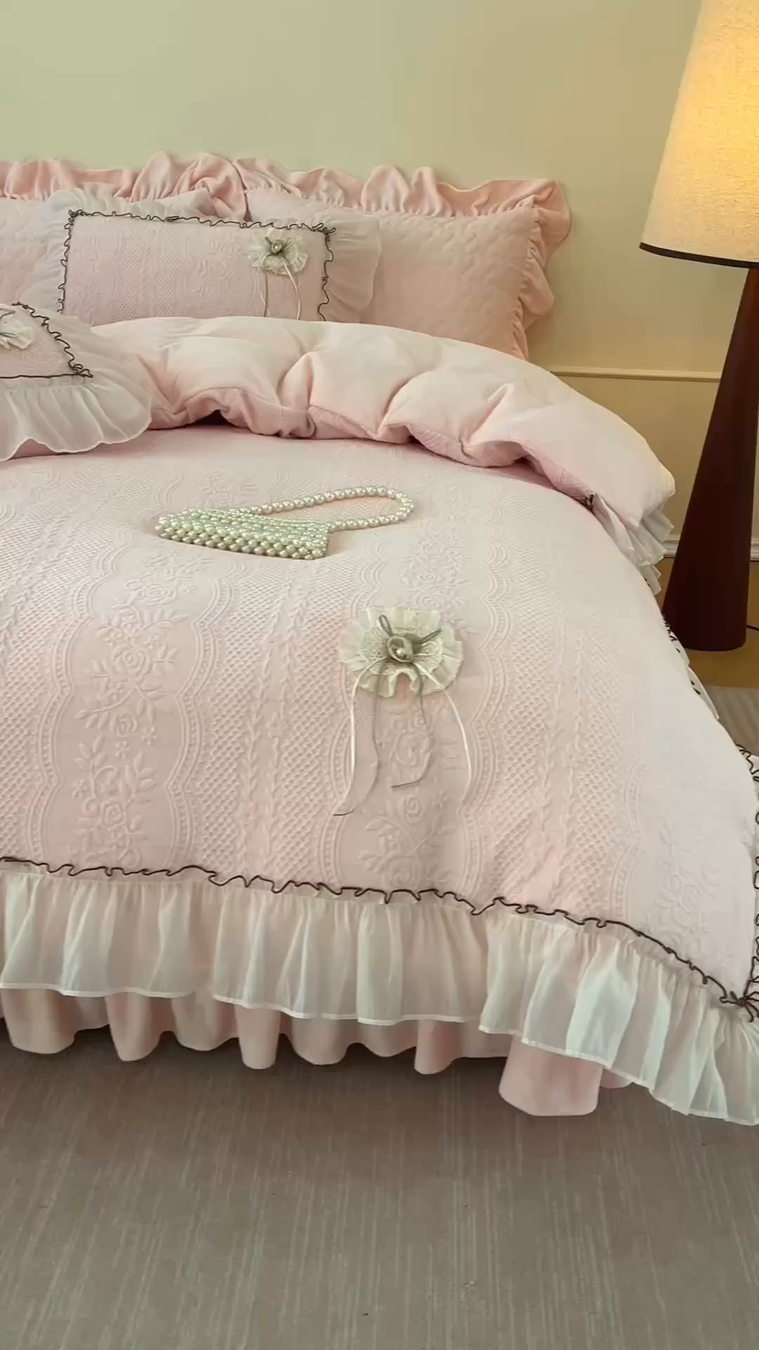 91家纺网 家纺一手货源 找家纺 好儿喜家纺 2025新款雕花牛奶绒床盖四件套-瑞享系列 瑞享-浅粉