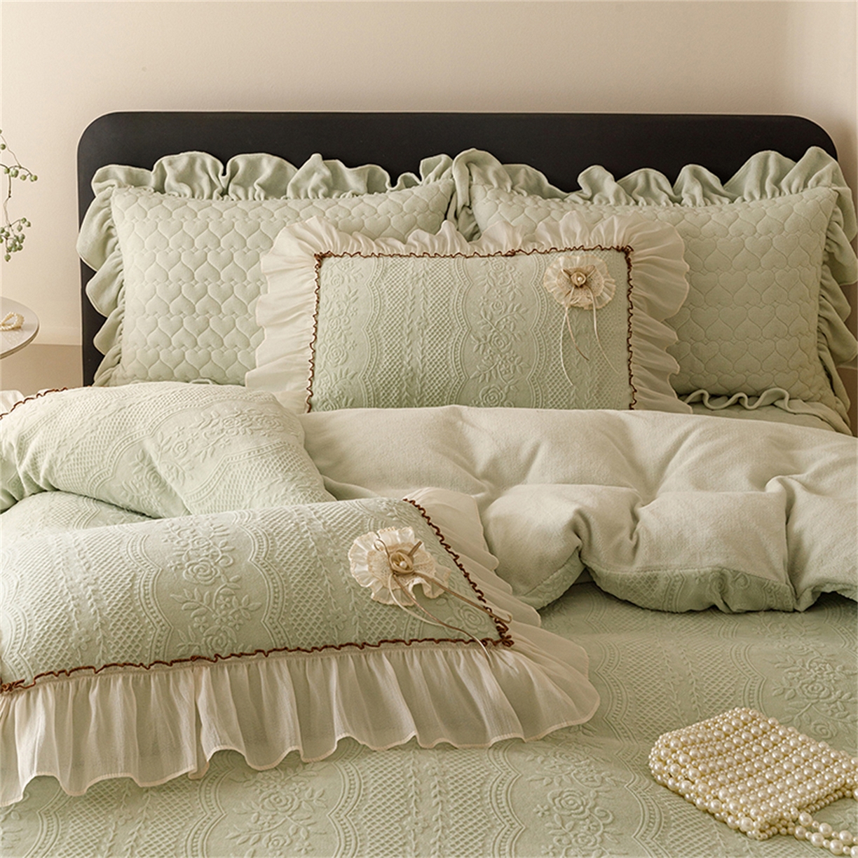 91家纺网 家纺一手货源 找家纺 好儿喜家纺 2025新款雕花牛奶绒床盖四件套-瑞享系列 瑞享-浅绿