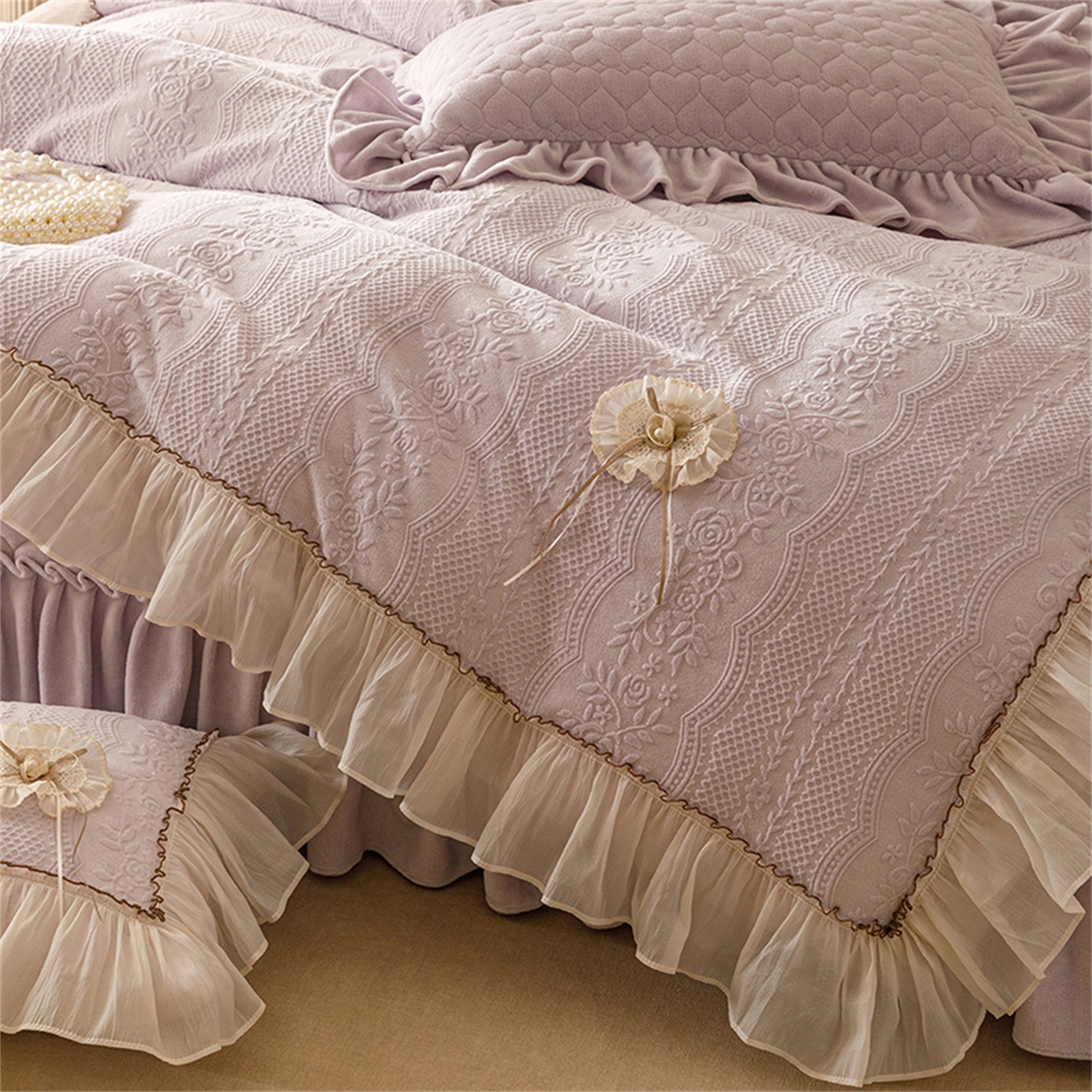 91家纺网 家纺一手货源 找家纺 好儿喜家纺 2025新款雕花牛奶绒床盖四件套-瑞享系列 瑞享-浅紫