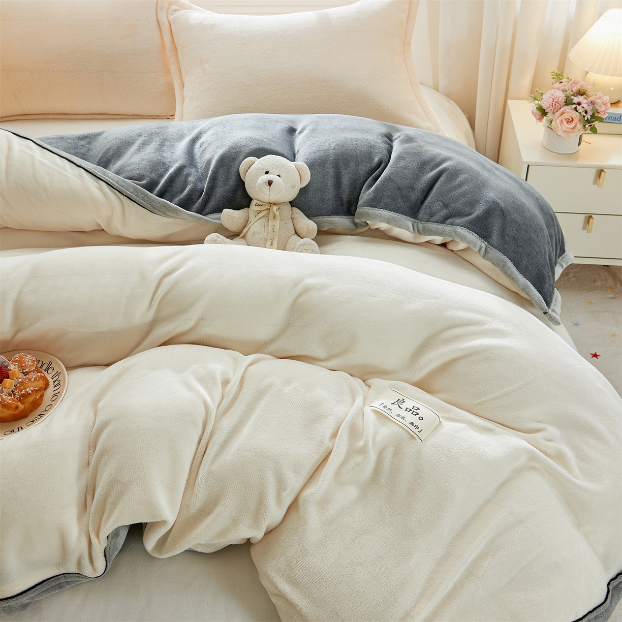 91家纺网 家纺一手货源 找家纺 天之澜家纺 2025新款多功能牛奶绒单被套盖毯（不含被芯） 典雅白