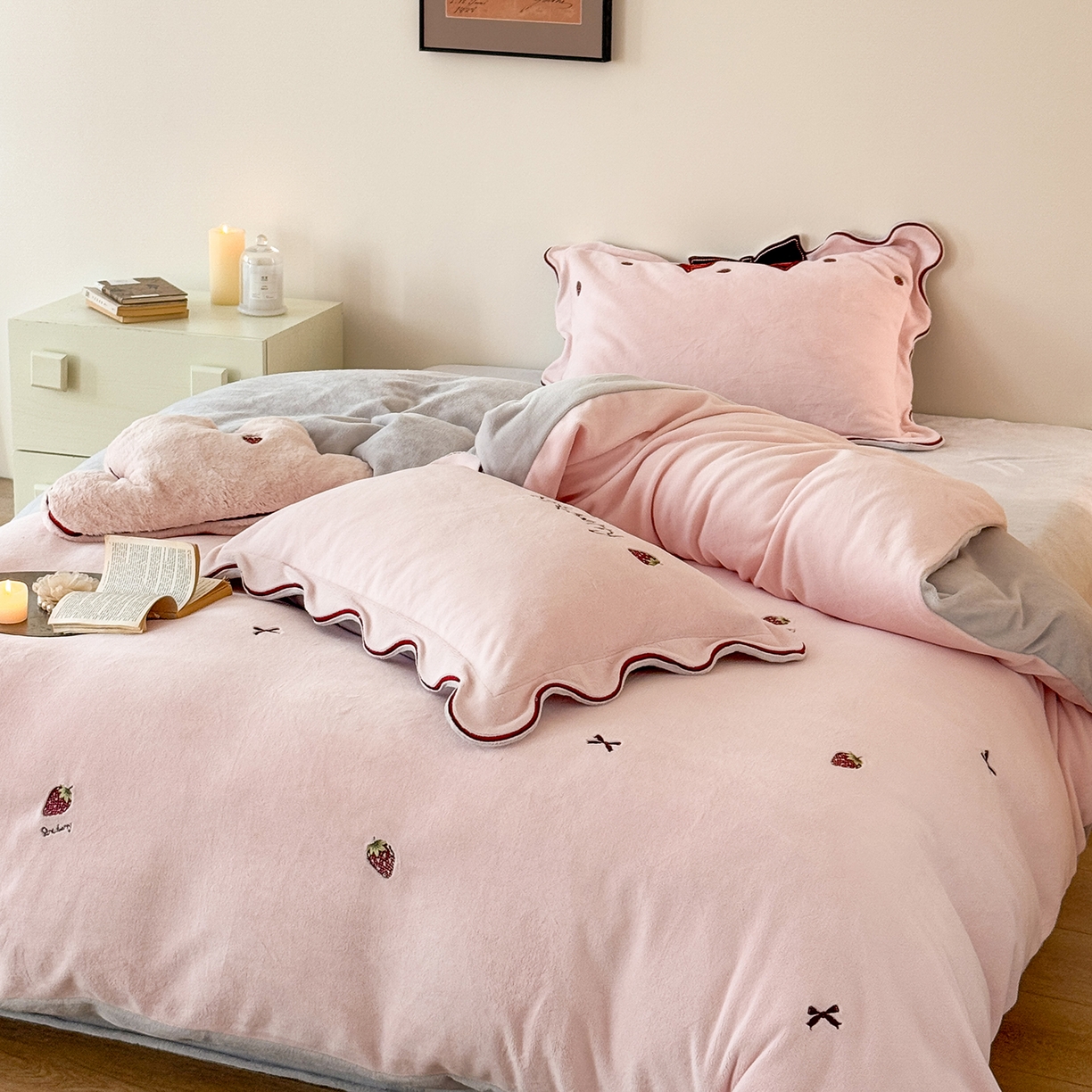 91家纺网 家纺一手货源 找家纺 （总）极简 2025新款牛奶绒刺绣款四件套-莓莓甜心（标准尺寸会员减20）,莓莓甜心-粉,莓莓甜心-白,莓莓甜心-米