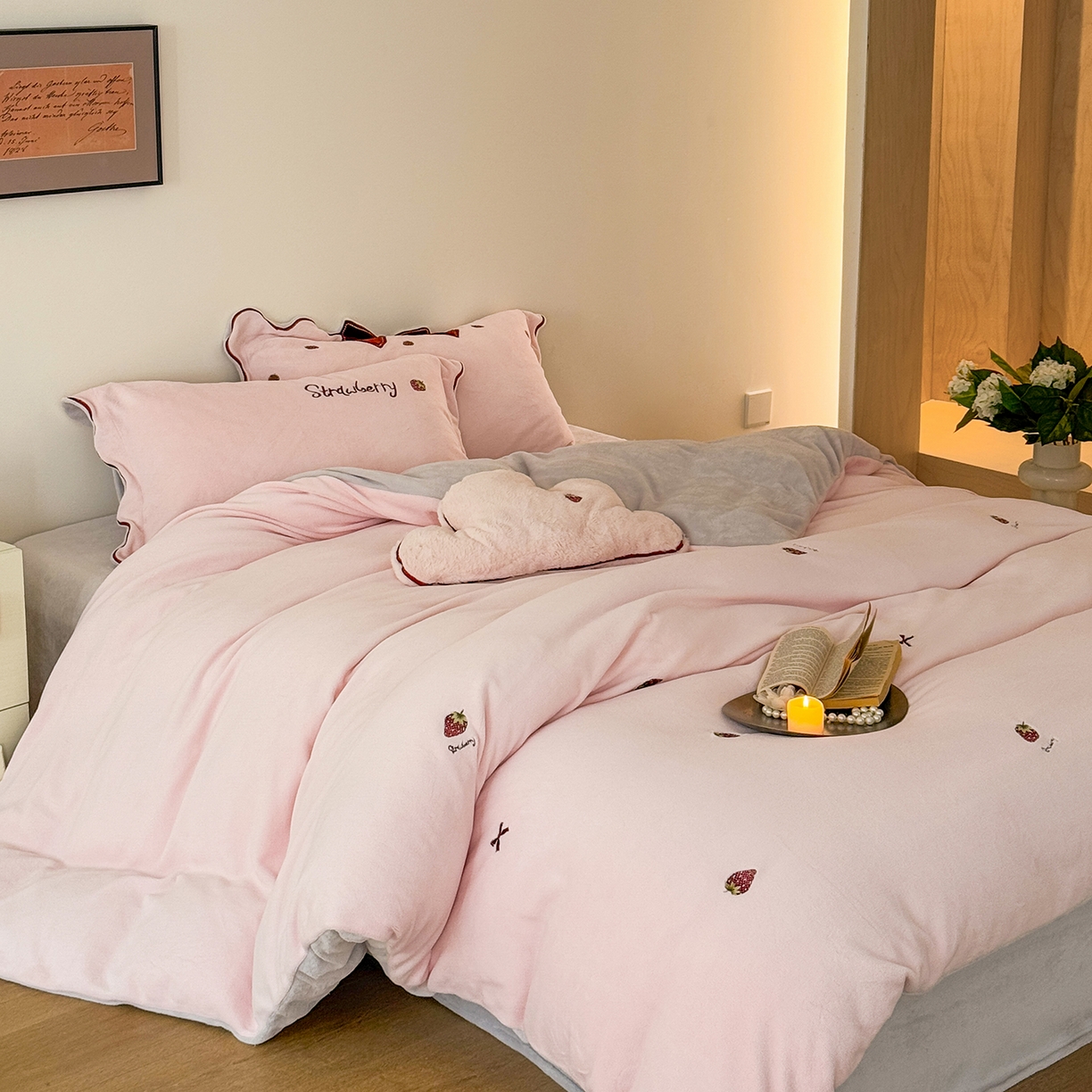 91家纺网 家纺一手货源 找家纺 （总）极简 2025新款牛奶绒刺绣款四件套-莓莓甜心（标准尺寸会员减20）