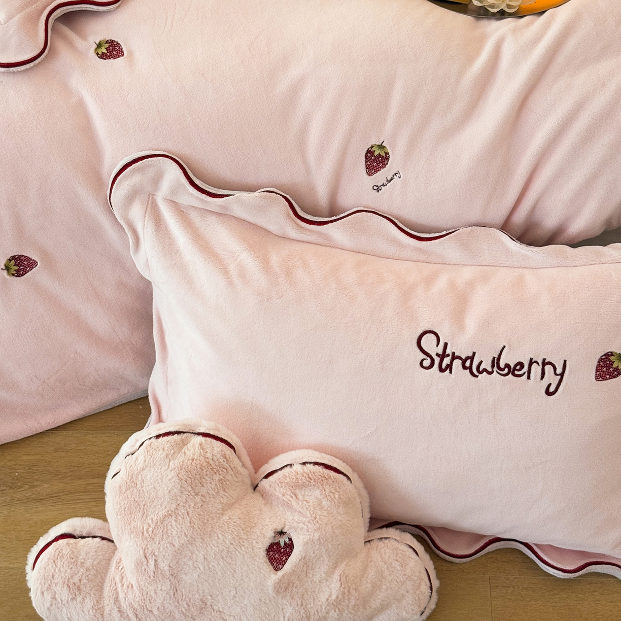 91家纺网 家纺一手货源 找家纺 （总）极简 2025新款牛奶绒刺绣款四件套-莓莓甜心（标准尺寸会员减20）