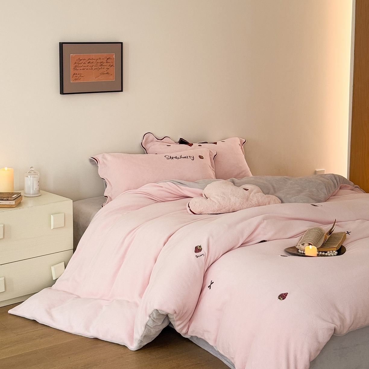 91家纺网 家纺一手货源 找家纺 极简 2025新款牛奶绒刺绣款四件套-莓莓甜心（标准尺寸会员减20） 莓莓甜心-粉