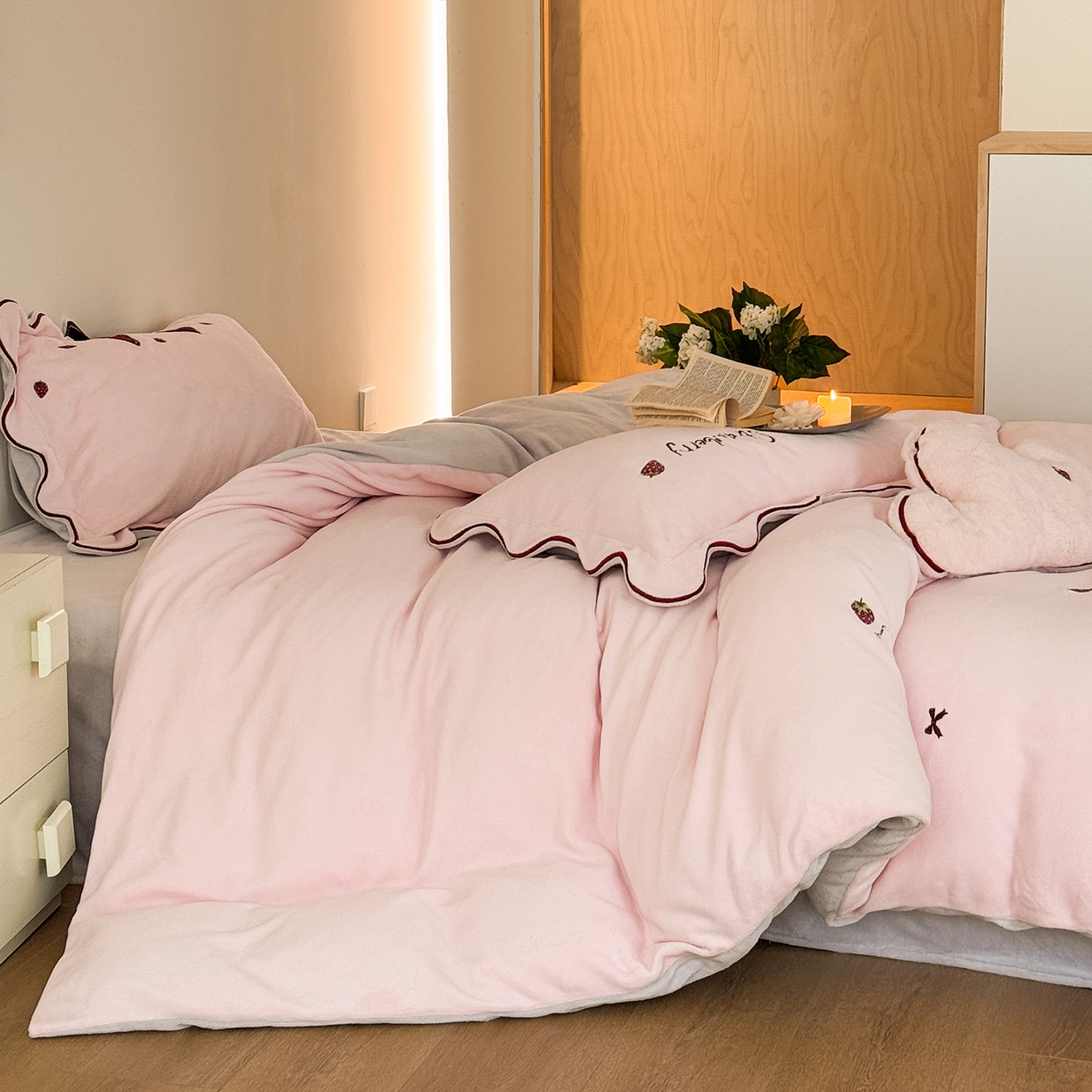91家纺网 家纺一手货源 找家纺 极简 2025新款牛奶绒刺绣款四件套-莓莓甜心（标准尺寸会员减20） 莓莓甜心-粉