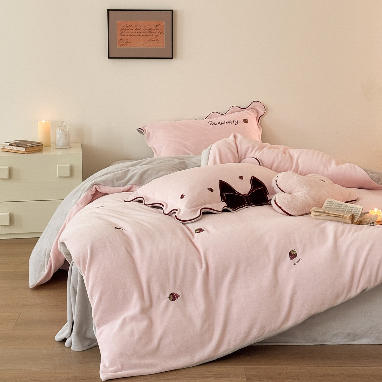 91家纺网 家纺一手货源 找家纺 极简 2025新款牛奶绒刺绣款四件套-莓莓甜心（标准尺寸会员减20） 莓莓甜心-粉