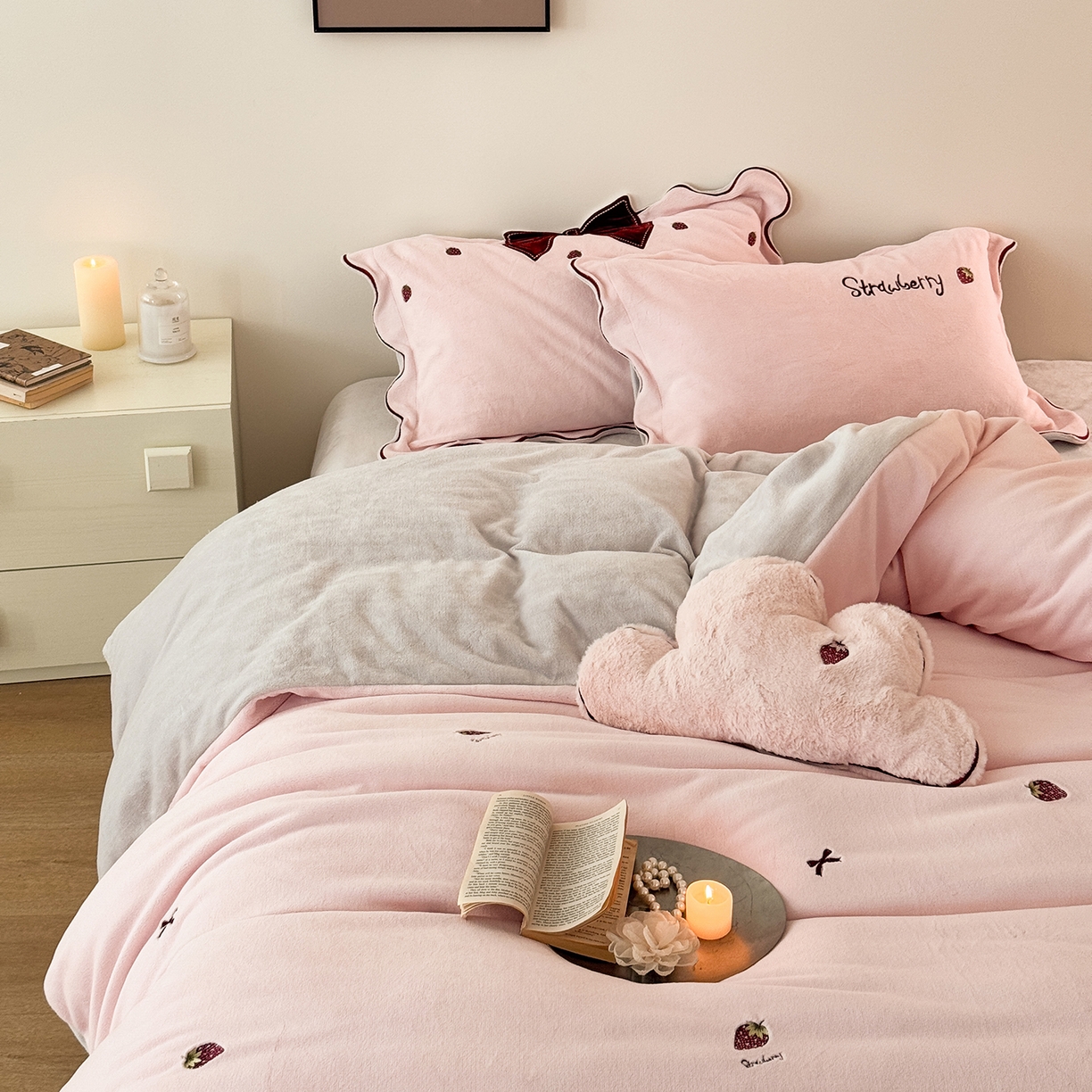 91家纺网 家纺一手货源 找家纺 极简 2025新款牛奶绒刺绣款四件套-莓莓甜心（标准尺寸会员减20） 莓莓甜心-粉