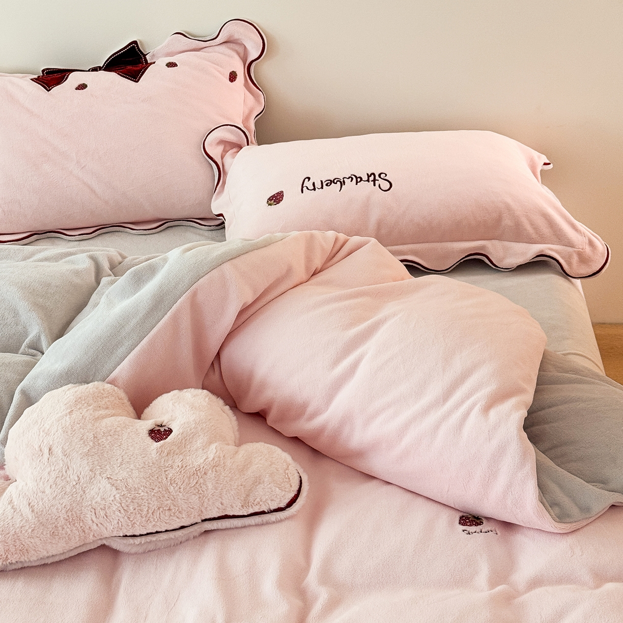 91家纺网 家纺一手货源 找家纺 极简 2025新款牛奶绒刺绣款四件套-莓莓甜心（标准尺寸会员减20） 莓莓甜心-粉