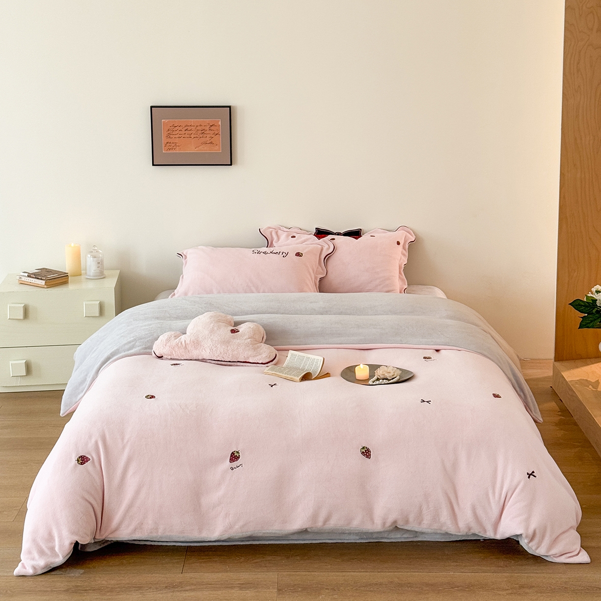 91家纺网 家纺一手货源 找家纺 极简 2025新款牛奶绒刺绣款四件套-莓莓甜心（标准尺寸会员减20） 莓莓甜心-粉