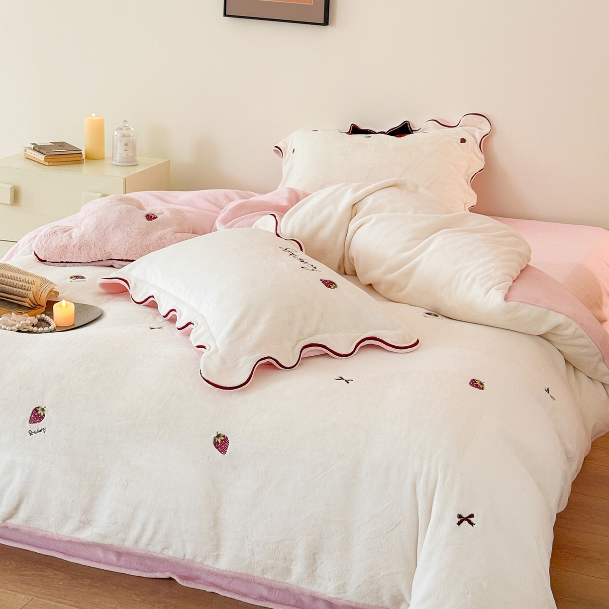极简 2025新款牛奶绒刺绣款四件套-莓莓甜心（标准尺寸会员减20） 莓莓甜心-白
