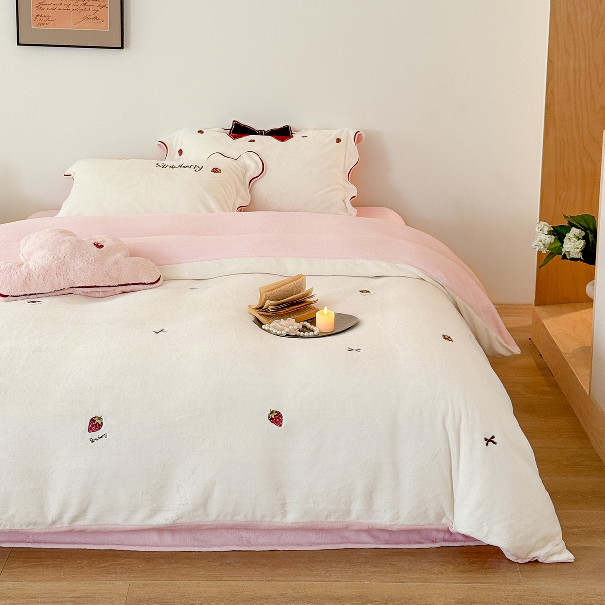 91家纺网 家纺一手货源 找家纺 极简 2025新款牛奶绒刺绣款四件套-莓莓甜心（标准尺寸会员减20） 莓莓甜心-白