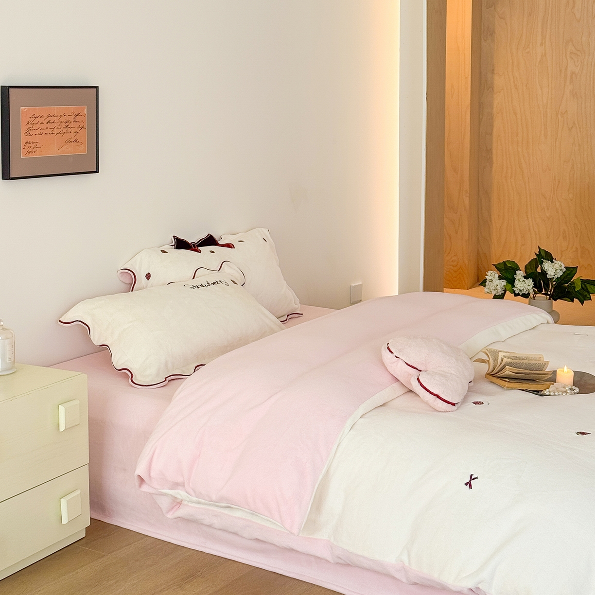 91家纺网 家纺一手货源 找家纺 极简 2025新款牛奶绒刺绣款四件套-莓莓甜心（标准尺寸会员减20） 莓莓甜心-白