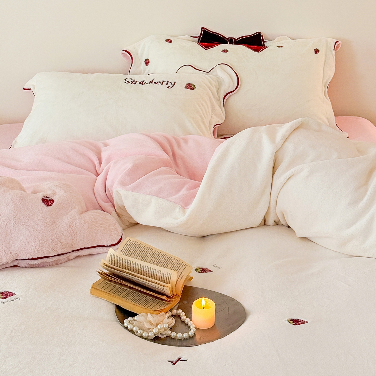 91家纺网 家纺一手货源 找家纺 极简 2025新款牛奶绒刺绣款四件套-莓莓甜心（标准尺寸会员减20） 莓莓甜心-白