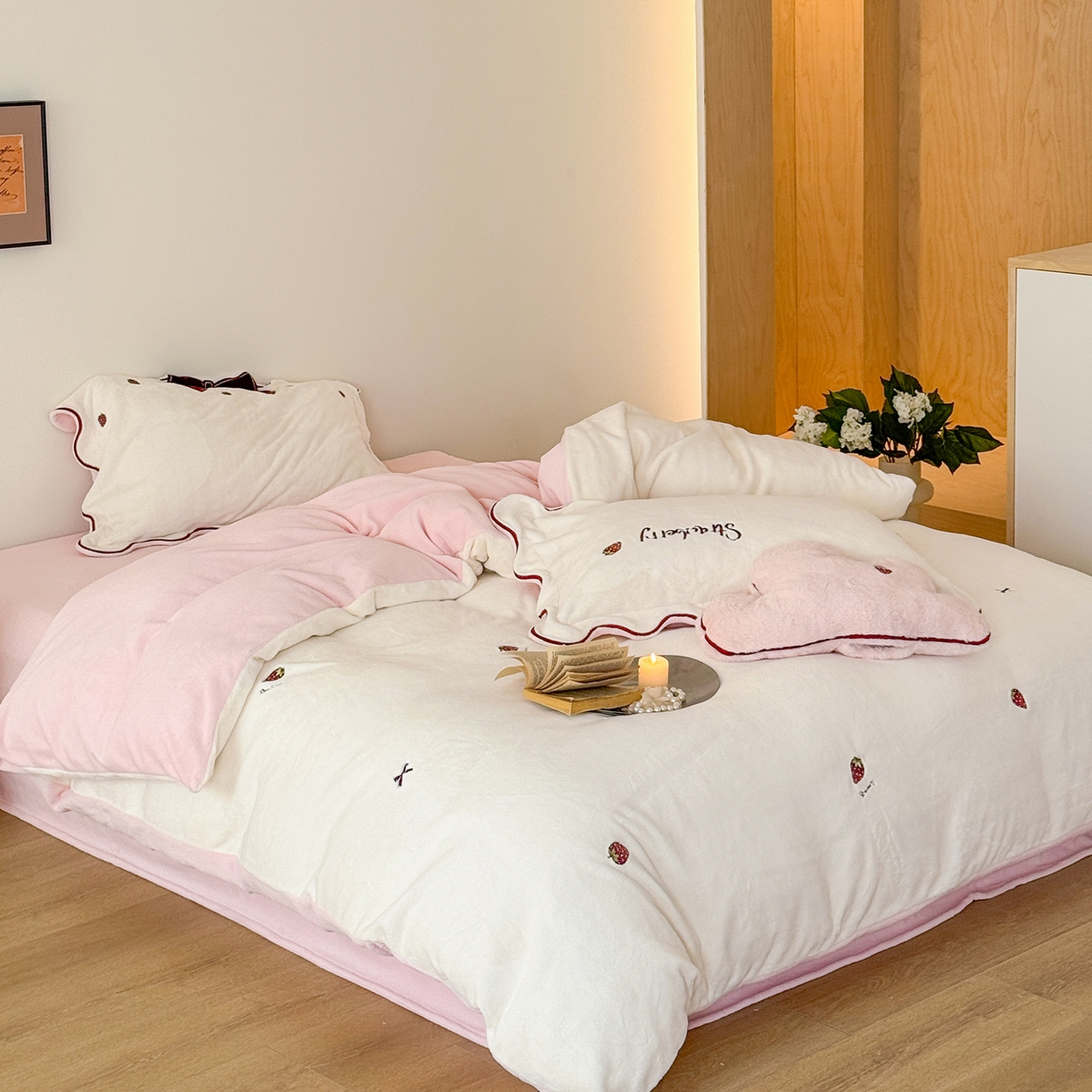 91家纺网 家纺一手货源 找家纺 极简 2025新款牛奶绒刺绣款四件套-莓莓甜心（标准尺寸会员减20） 莓莓甜心-白