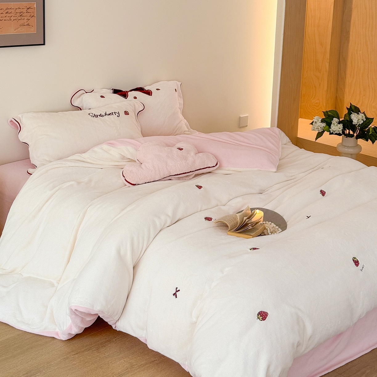 91家纺网 家纺一手货源 找家纺 极简 2025新款牛奶绒刺绣款四件套-莓莓甜心（标准尺寸会员减20） 莓莓甜心-白